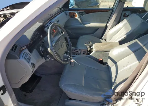 1999 Mercedes-Benz E 320 z USA, uszkodzony, nr VIN WDBJF65H0XA869012